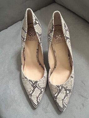 Vince Camuto snake heels 9.5
